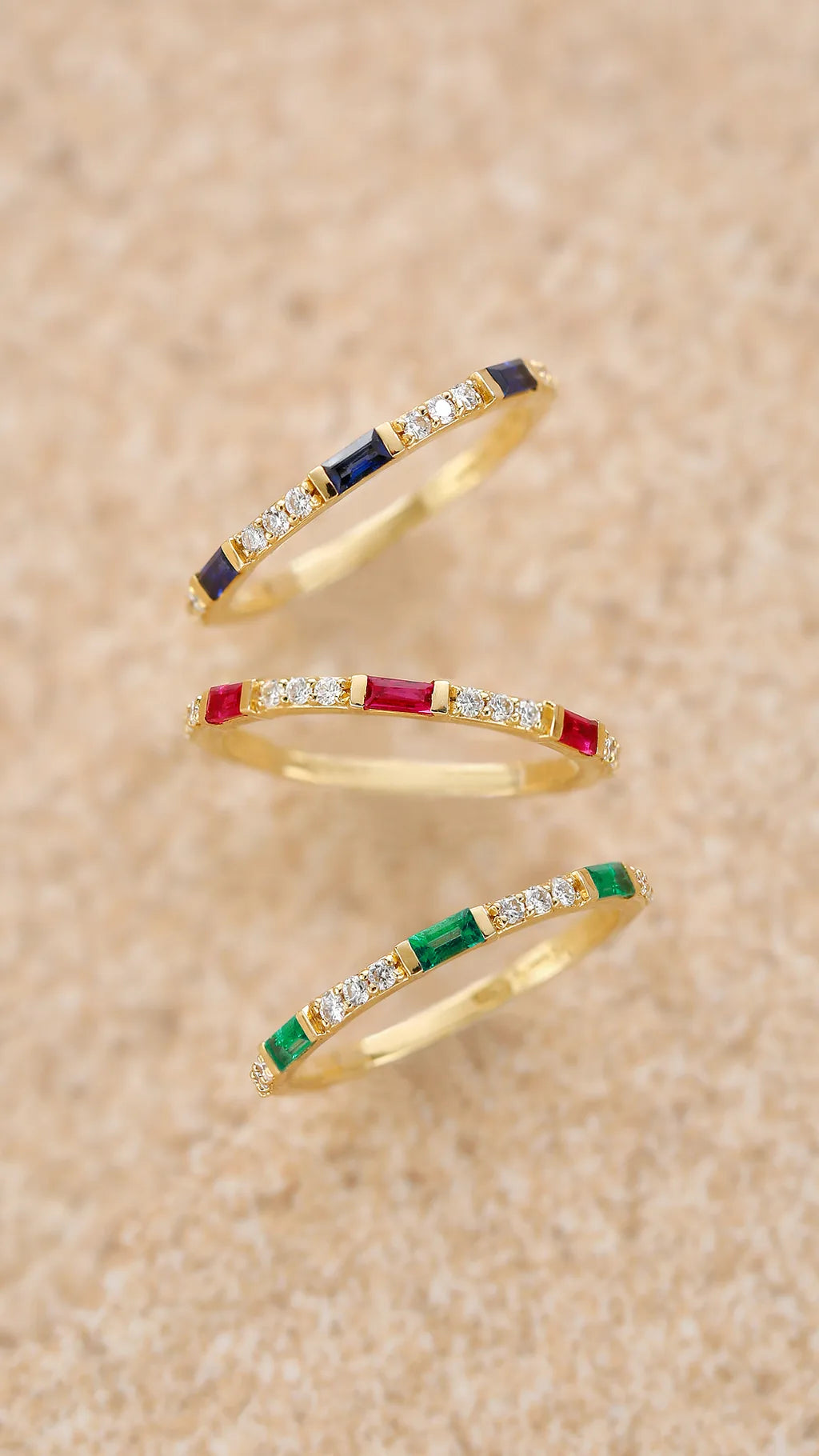 Bagues Mayuri en or jaune 18 carats serties de rubis, saphir et émeraude avec diamants