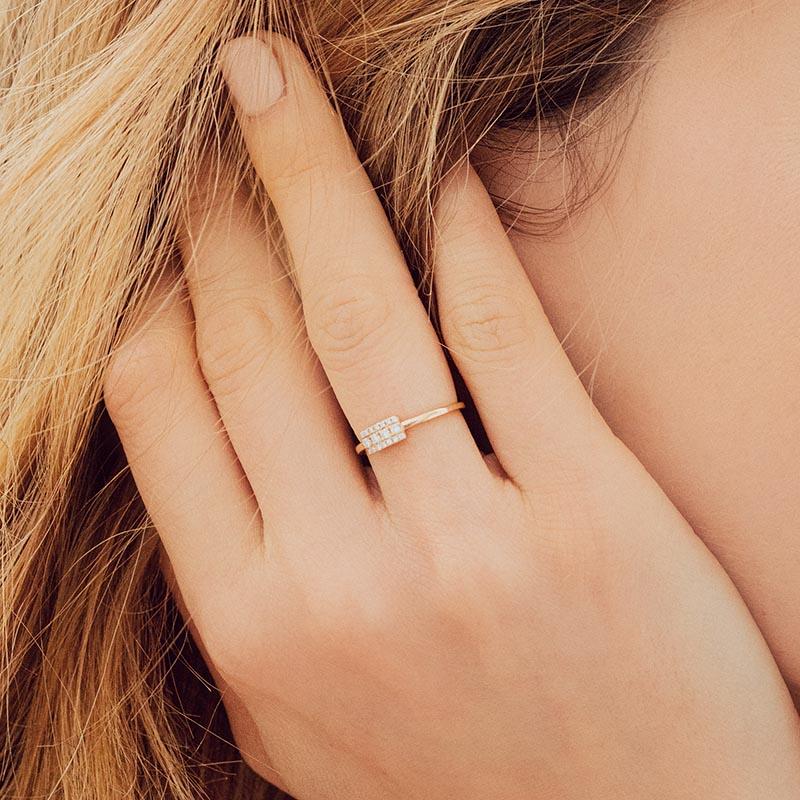 Bague rectangulaire graphique Sapna XL pavée de diamants en or jaune