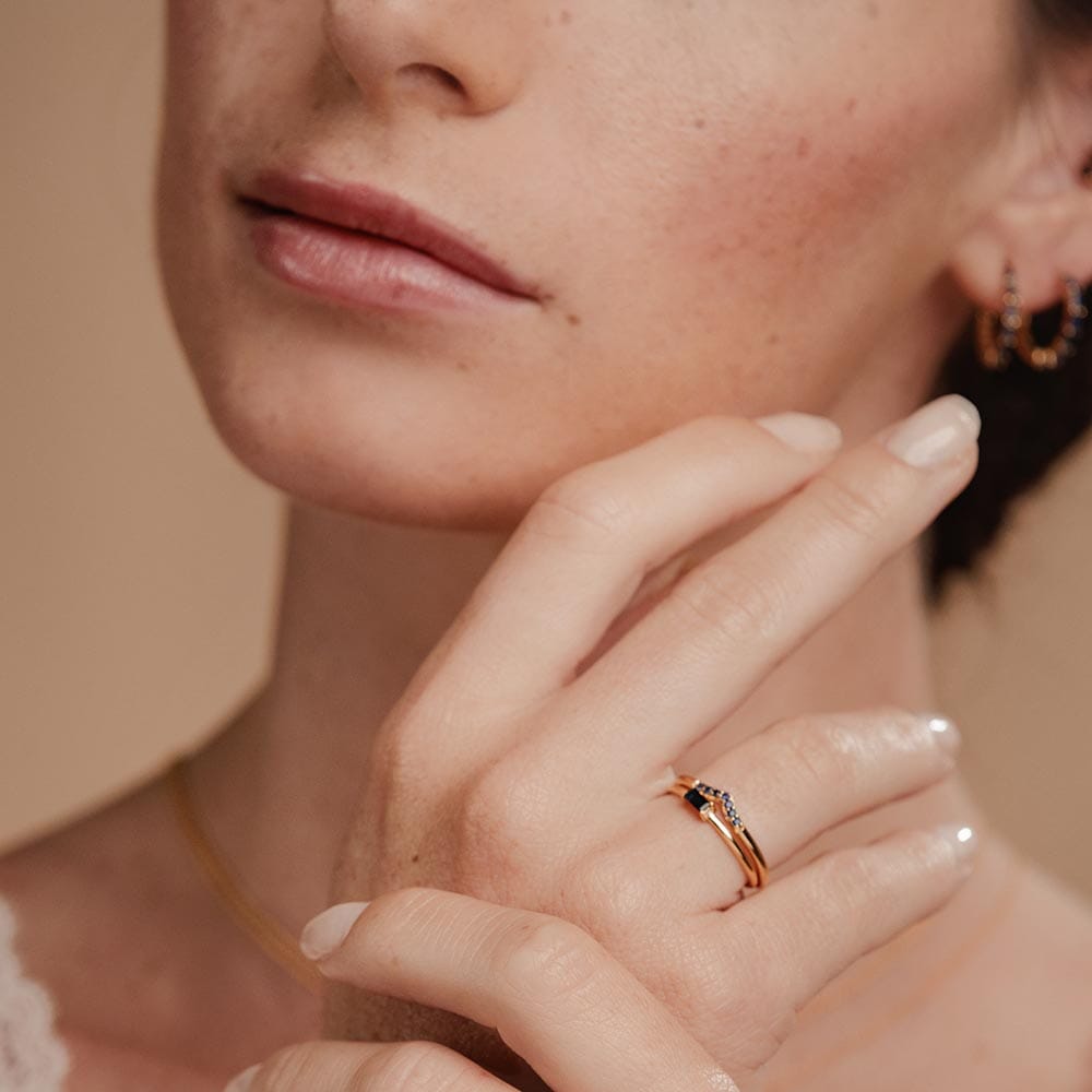Combination of V-shaped ring and engagement ring