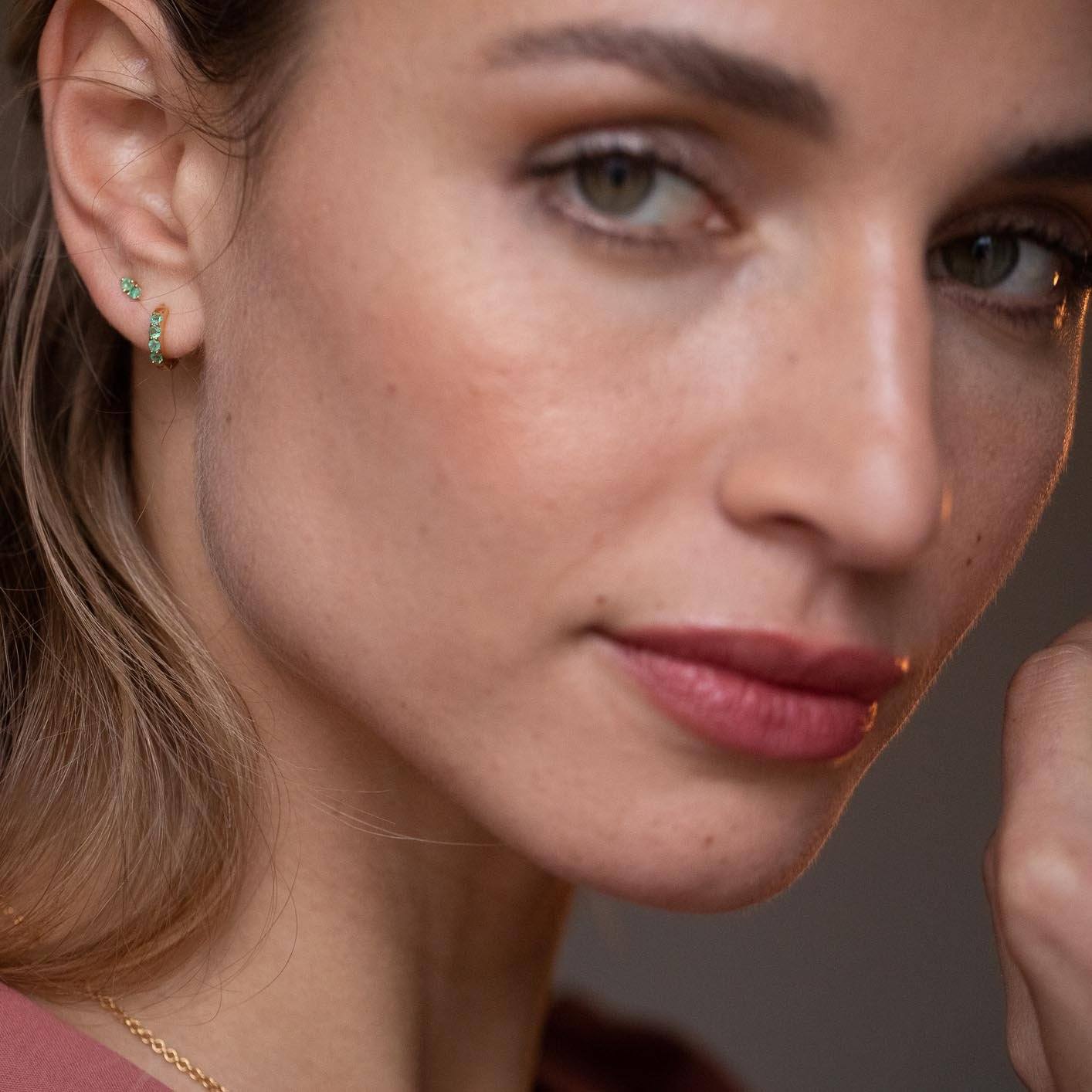 Créoles et boucles d'oreilles en émeraude