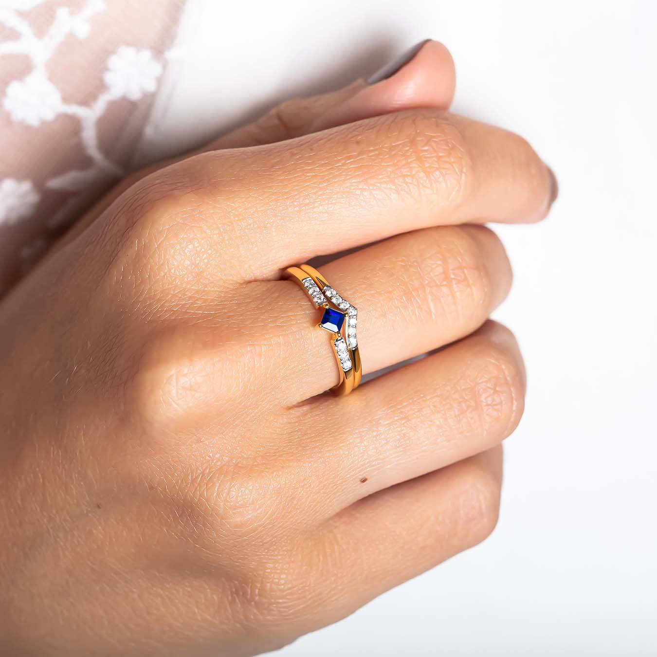 Combinaison bague de fiançailles et alliance en V