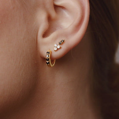 boucles d'oreilles en diamant noir et diamant blanc fleurie 