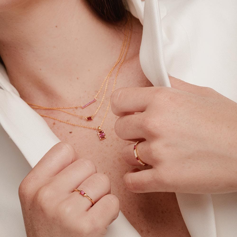 colliers en rubis assortis à des bagues en rubis