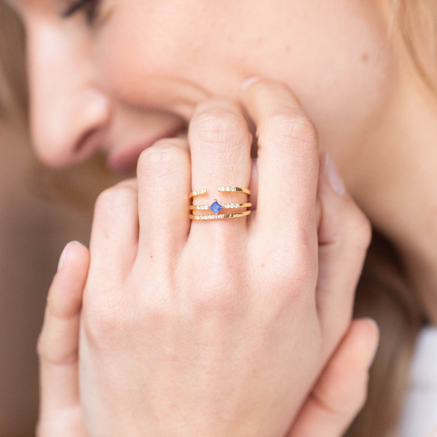 accumulation de bagues fines en or et diamant